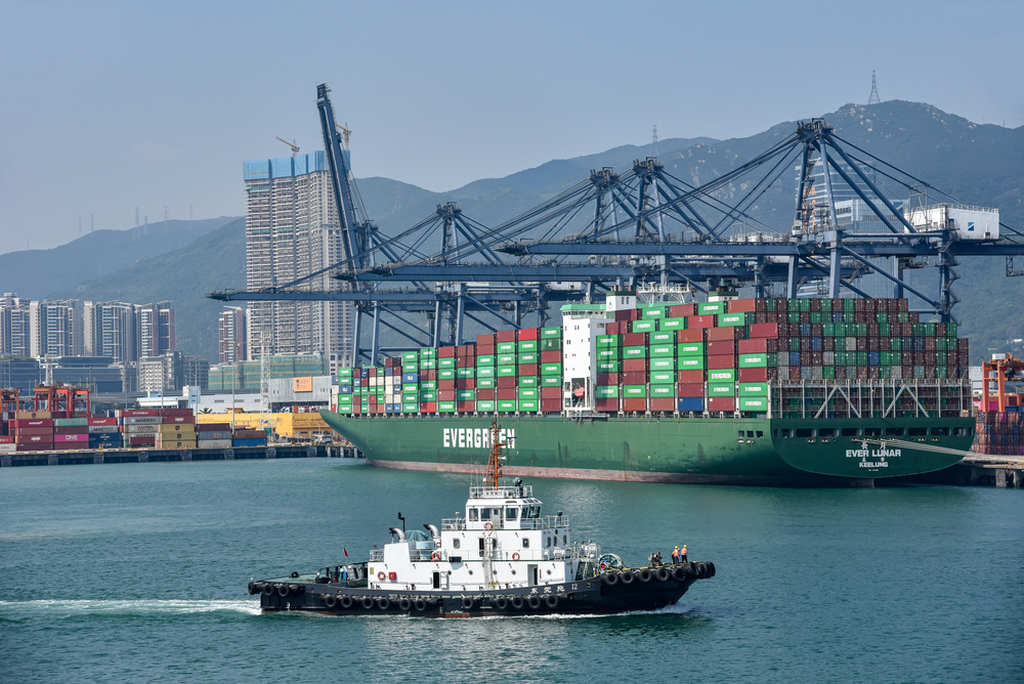 Porto, barco no mar e grande navio de transporte de containers, representando o que é Trading Company