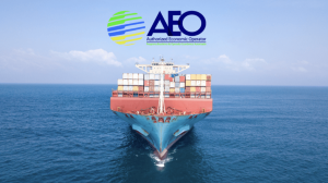Foto de frente de um navio de carga no mar, com um título escrito AEO no topo da foto